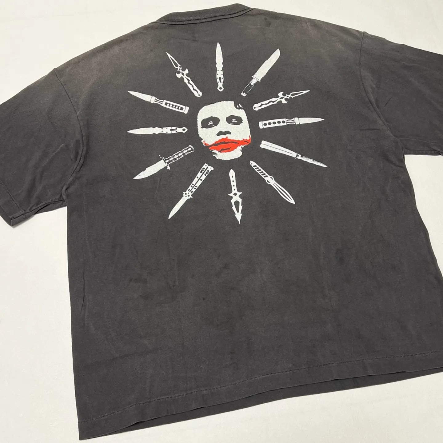 ⚠️This season's most important Batman-Joker IP collaboration SAINT Mxxxxxx x The Dark Knight BTM SS TEE/LIP/BLACK Dark Knight Batman collaboration Joker's Kiss/Joker Dagger retro distressed short-sleeves Washed black S-XL Assute ready-to-wear dyeing Ma Liu faded Re-washed to make old Genuine proofing Custom-made correct main mark Washed mark Differences see pictures and goods Top-notch printing technology God restores every detail of the original product